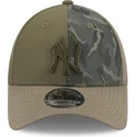 zielona-zakrzywiona-czapka-z-regulacja-i-zielonym-logo-9forty-multi-texture-new-york-yankees-mlb-od-new-era