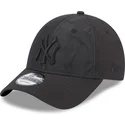 czarna-zakrzywiona-czapka-regulowana-z-czarnym-logo-9forty-multi-texture-new-york-yankees-mlb-od-new-era