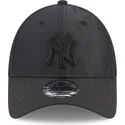 czarna-zakrzywiona-czapka-regulowana-z-czarnym-logo-9forty-multi-texture-new-york-yankees-mlb-od-new-era
