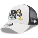 bezowa-czapka-truckerka-a-frame-z-krolikiem-bugsem-i-kaczorem-daffym-looney-tunes-od-new-era