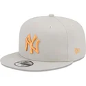 bezowa-czapka-z-daszkiem-snapback-z-pomaranczowym-logo-9fifty-side-patch-new-york-yankees-mlb-od-new-era
