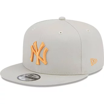 Beżowa płaska czapka snapback z pomarańczowym logo 9FIFTY Side Patch New York Yankees MLB od New Era