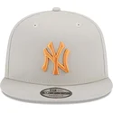 bezowa-czapka-z-daszkiem-snapback-z-pomaranczowym-logo-9fifty-side-patch-new-york-yankees-mlb-od-new-era