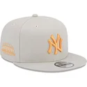 bezowa-czapka-z-daszkiem-snapback-z-pomaranczowym-logo-9fifty-side-patch-new-york-yankees-mlb-od-new-era