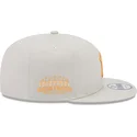 bezowa-czapka-z-daszkiem-snapback-z-pomaranczowym-logo-9fifty-side-patch-new-york-yankees-mlb-od-new-era