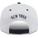 biala-i-granatowa-plaska-czapka-snapback-z-granatowym-logo-9fifty-white-crown-patch-new-york-yankees-mlb-new-era