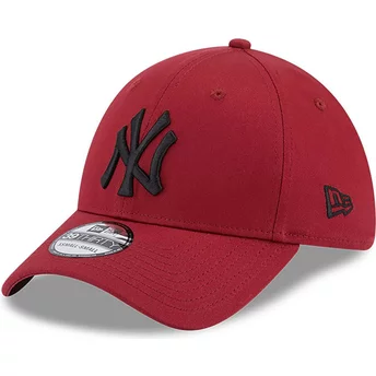 Czerwona, regulowana czapka z zakrzywionym daszkiem z logo w kolorze granatowym New York Yankees MLB 39THIRTY Comfort od New Era