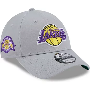 Szara, regulowana czapka 9FORTY Team Side Patch z daszkiem od Los Angeles Lakers NBA od New Era