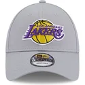 szara-regulowana-czapka-z-zakrzywionym-daszkiem-9forty-team-side-patch-los-angeles-lakers-nba-new-era