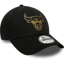 czarna-zakrzywiona-regulowana-czapka-9forty-metallic-badge-chicago-bulls-nba-od-new-era