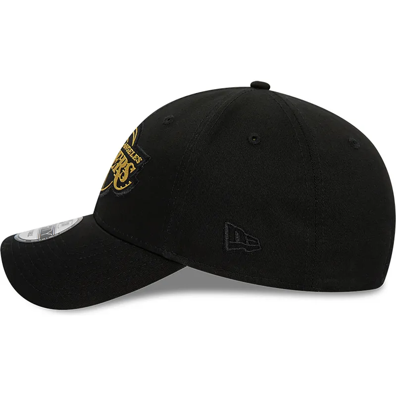 czapki-curva-czarny-tasma-regulowana-9forty-metallic-badge-los-angeles-lakers-nba-new-era czapki-curva-czarny-tasma-regulowana-9forty-metallic-badge-los-angeles-lakers-nba-new-era
