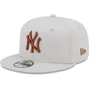 czapki-plana-bezowy-snapback-marron-9fifty-league-essential-new-york-yankees-mlb-new-era