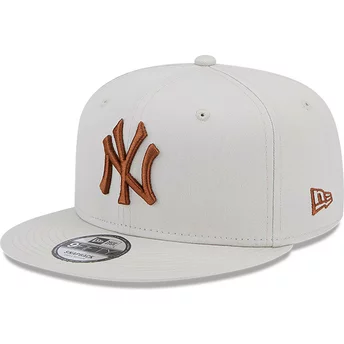 Beżowa płaska czapka snapback z brązowym logo 9FIFTY League Essential New York Yankees MLB od New Era