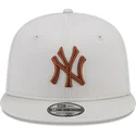 czapki-plana-bezowy-snapback-marron-9fifty-league-essential-new-york-yankees-mlb-new-era