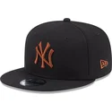 czarna-plaska-czapka-snapback-z-brazowym-logo-9fifty-league-essential-new-york-yankees-mlb-od-new-era