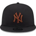 czarna-plaska-czapka-snapback-z-brazowym-logo-9fifty-league-essential-new-york-yankees-mlb-od-new-era