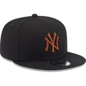 czapki-plana-czarny-snapback-marron-9fifty-league-essential-new-york-yankees-mlb-new-era