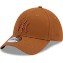 brazowa-zakrzywiona-czapka-z-logo-39thirty-league-essential-new-york-yankees-mlb-od-new-era