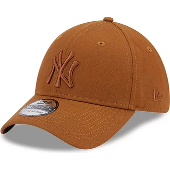 Ciemnobrązowa czapka z regulowanym daszkiem z logo New York Yankees MLB 39THIRTY League Essential od New Era