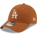 brazowa-regulowana-czapka-z-zakrzywionym-daszkiem-z-bezowym-logo-9forty-league-essential-los-angeles-dodgers-mlb-od-new-era
