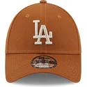brazowa-regulowana-czapka-z-zakrzywionym-daszkiem-z-bezowym-logo-9forty-league-essential-los-angeles-dodgers-mlb-od-new-era