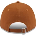 brazowa-regulowana-czapka-z-zakrzywionym-daszkiem-z-bezowym-logo-9forty-league-essential-los-angeles-dodgers-mlb-od-new-era