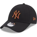 czarna-zakrzywiona-regulowana-czapka-z-brazowym-logo-9forty-league-essential-new-york-yankees-mlb-od-new-era