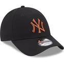 czarna-zakrzywiona-regulowana-czapka-z-brazowym-logo-9forty-league-essential-new-york-yankees-mlb-od-new-era