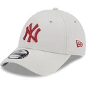 bezowa-czapka-z-zakrzywionym-daszkiem-regulowana-z-czerwonym-logo-9forty-league-essential-new-york-yankees-mlb-od-new-era