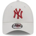 bezowa-czapka-z-zakrzywionym-daszkiem-regulowana-z-czerwonym-logo-9forty-league-essential-new-york-yankees-mlb-od-new-era