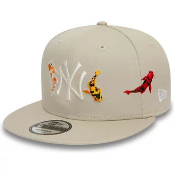 Beżowa płaska czapka snapback 9FIFTY Koi Fish z New York Yankees MLB od New Era