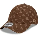 regulowana-brazowa-czapka-z-zakrzywionym-daszkiem-9forty-monogram-new-york-yankees-mlb-od-new-era