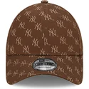 regulowana-brazowa-czapka-z-zakrzywionym-daszkiem-9forty-monogram-new-york-yankees-mlb-od-new-era