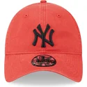 czerwona-czapka-z-zakrzywionym-daszkiem-regulowana-z-czarnym-logo-9twenty-league-essential-new-york-yankees-mlb-od-new-era