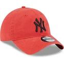 czerwona-czapka-z-zakrzywionym-daszkiem-regulowana-z-czarnym-logo-9twenty-league-essential-new-york-yankees-mlb-od-new-era