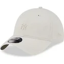 bezowa-czapka-z-zakrzywionym-daszkiem-regulowana-z-bezowym-logo-9twenty-mini-logo-new-york-yankees-mlb-marki-new-era