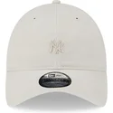 bezowa-czapka-z-zakrzywionym-daszkiem-regulowana-z-bezowym-logo-9twenty-mini-logo-new-york-yankees-mlb-marki-new-era