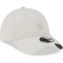 bezowa-czapka-z-zakrzywionym-daszkiem-regulowana-z-bezowym-logo-9twenty-mini-logo-new-york-yankees-mlb-marki-new-era