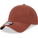 regulowana-brazowa-czapka-z-zakrzywionym-daszkiem-z-brazowym-logo-9twenty-mini-logo-new-york-yankees-mlb-marki-new-era