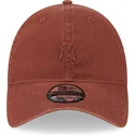 regulowana-brazowa-czapka-z-zakrzywionym-daszkiem-z-brazowym-logo-9twenty-mini-logo-new-york-yankees-mlb-marki-new-era