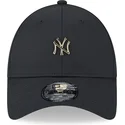 czarna-regulowana-czapka-z-daszkiem-9forty-z-przypinka-new-york-yankees-mlb-od-new-era