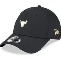 czarna-regulowana-czapka-z-zakrzywionym-daszkiem-9forty-z-przypinka-chicago-bulls-nba-od-new-era