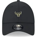 czarna-regulowana-czapka-z-zakrzywionym-daszkiem-9forty-z-przypinka-chicago-bulls-nba-od-new-era