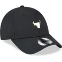 czarna-regulowana-czapka-z-zakrzywionym-daszkiem-9forty-z-przypinka-chicago-bulls-nba-od-new-era