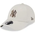 bezowa-zakrzywiona-czapka-regulowana-9forty-check-infill-new-york-yankees-mlb-od-new-era