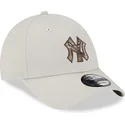 bezowa-zakrzywiona-czapka-regulowana-9forty-check-infill-new-york-yankees-mlb-od-new-era