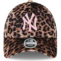 damska-czapka-z-zakrzywionym-daszkiem-w-panterke-z-rozowym-logo-9forty-velour-new-york-yankees-mlb-marki-new-era