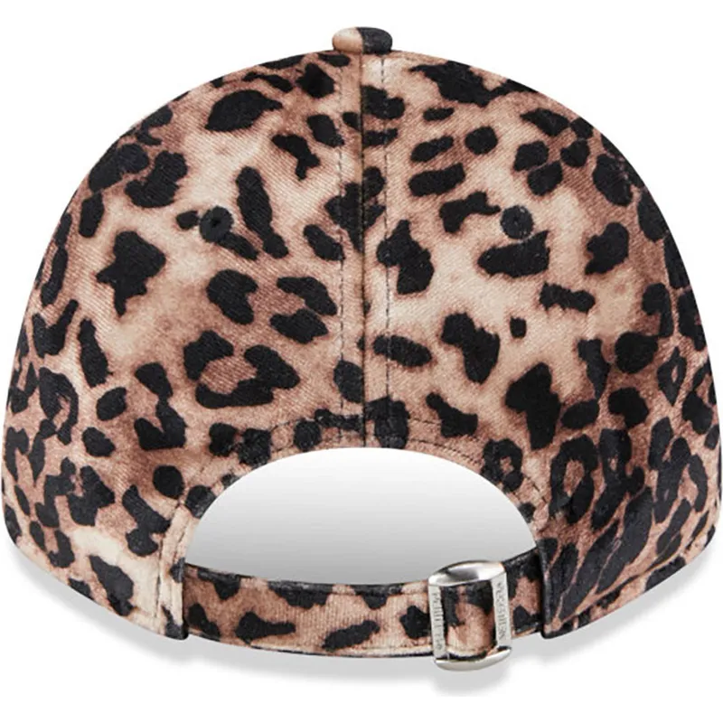 damska-czapka-z-zakrzywionym-daszkiem-w-panterke-z-rozowym-logo-9forty-velour-new-york-yankees-mlb-marki-new-era