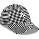 czapka-z-zakrzywionym-daszkiem-czarno-biala-regulowana-dla-kobiet-9forty-houndstooth-new-york-yankees-mlb-new-era