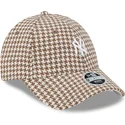 regulowana-damska-czapka-z-daszkiem-brazowo-biala-9forty-houndstooth-new-york-yankees-mlb-od-new-era